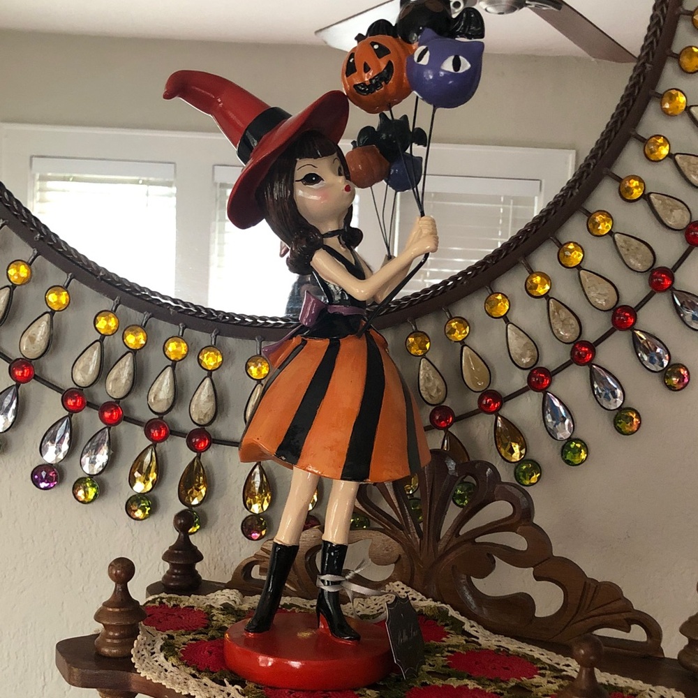 NWT Bella Luxx Witch Figurine with Red Hat & Balloons